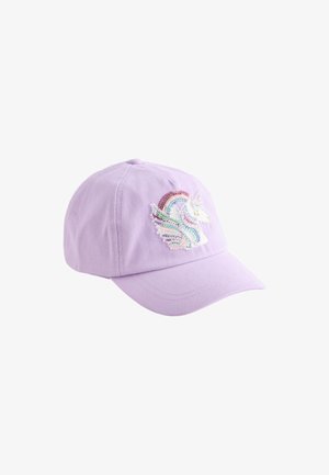 Gorra de béisbol lila con un parche de unicornio con lentejuelas con colores pastel del arcoíris en el panel frontal.