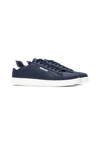 Zapatillas azul marino con un upper sintético suave, suela blanca, diseño de cordones, detalles perforados en los laterales y un logotipo de marca.
