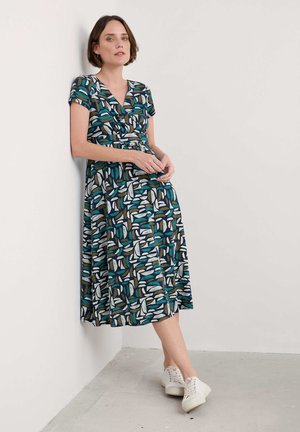 Blumenmuster-Midi-Kleid mit kurzen Ärmeln, V-Ausschnitt und taillierter Passform. Hergestellt aus einem weichen Stoff in Blau, Grün, Weiß und Braun.