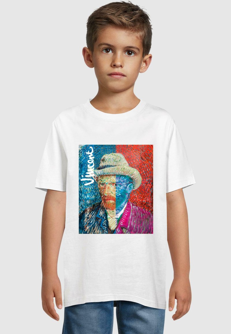Witte katoenen t-shirt met een kleurrijke grafische print van Vincent van Gogh. Het ontwerp bevat blauwe en rode textuur achtergronden.