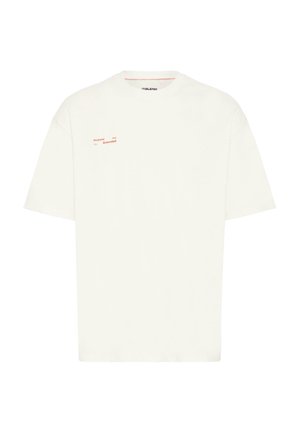 Weißes Baumwoll-T-Shirt mit kurzen Ärmeln und Rundhalsausschnitt. Auf der linken Seite befindet sich ein kleiner roter Schriftzug mit den Worten "Purpose" und "Grounded."