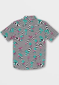 Chemise à manches courtes à rayures noires et blanches, ornée de flamants roses et de palmiers verts ; fabriquée en tissu léger avec une coupe décontractée.