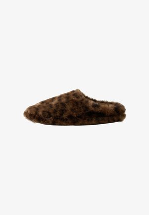 Chausson doux, marron et duveteux à enfiler, avec un motif léopard tacheté et une conception à bout fermé, posé à plat sur un fond blanc.
