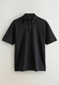 Juodas polo marškinėliai, pagaminti iš švelnios medžiagos, su klasikiniu apykaklę, trijų mygtukų užtrauktuku ir trumpomis rankovėmis. Paprastas dizainas be raštų.