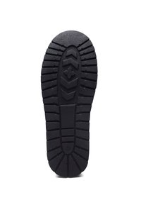 Suela de zapato de goma negra con tacos profundos y un diseño central elevado. La textura es lisa con patrones pronunciados para un mejor agarre.