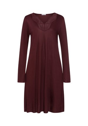 Robe à manches longues bordeaux avec un décolleté en V et une broderie texturée le long de l'encolure. Matière douce et silhouette fluide avec des fentes sur les côtés.