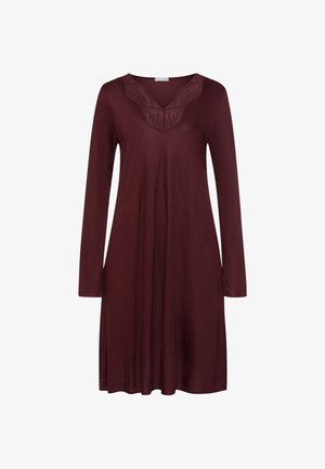 Robe à manches longues bordeaux avec un décolleté en V et une broderie texturée le long de l'encolure. Matière douce et silhouette fluide avec des fentes sur les côtés.