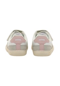 Zapatillas blancas y gris claro con un acento rosa en el talón, correa de velcro y panel de ante texturizado. Punta redonda y suela de goma.