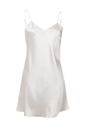 Abito da notte in satin bianco con spalline sottili regolabili, scollatura a V e vestibilità ampia, caratterizzato da una texture liscia e un design minimal.