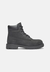 Botas negras impermeables con un exterior de piel lisa, diseño de cordones, cuello acolchado y suela de goma texturizada con un dibujo robusto.