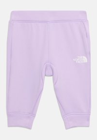 Lila mjukisbyxor av mjukt tyg, med en vit logotyp av "The North Face" på nedre vänstra framsidan. Resårmidja.