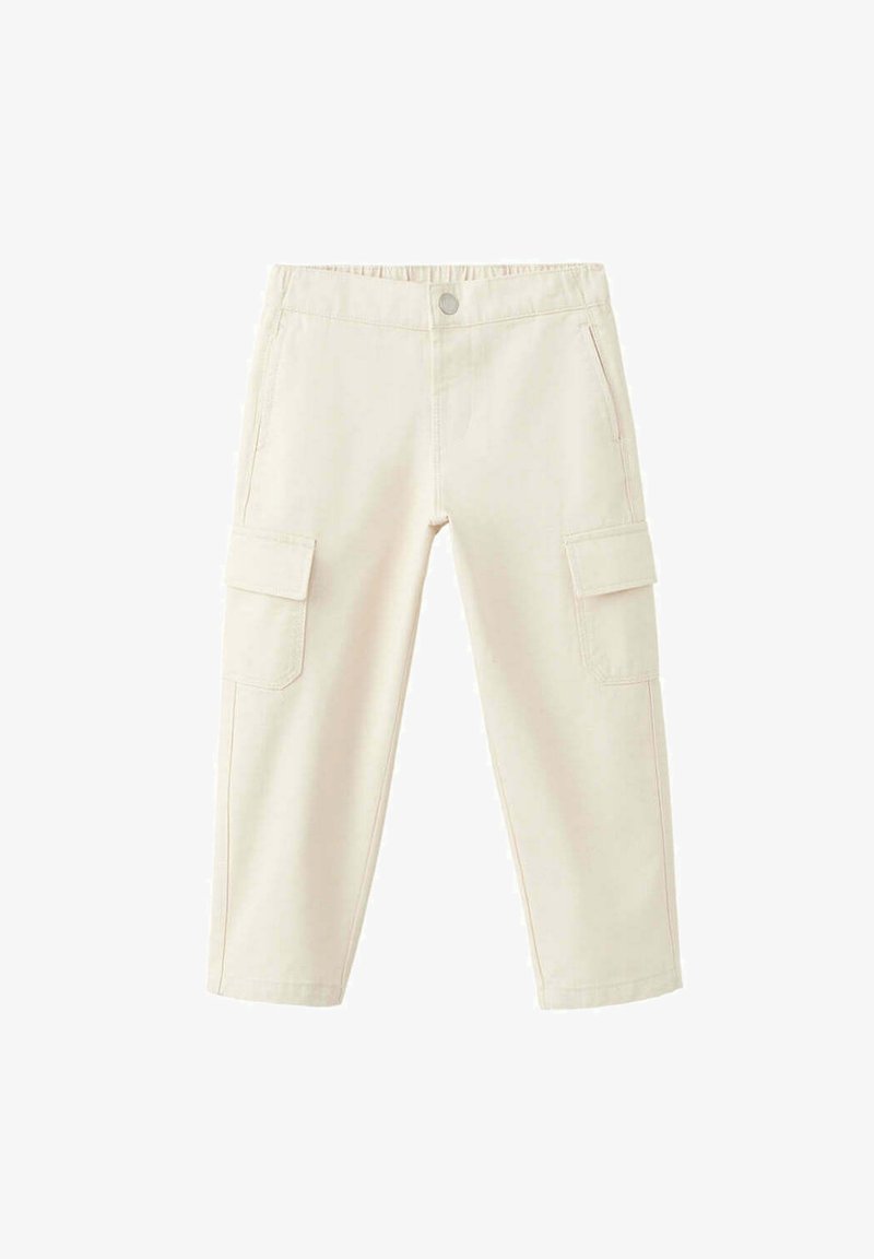 Pantalon cargo beige avec poches avant, poches à rabat sur les côtés, taille avec fermeture par bouton et coupe droite.