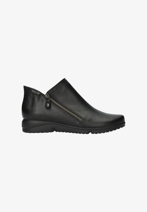 Chaussure noire en cuir à enfiler avec fermeture éclair sur le côté, petit talon et semelle en caoutchouc texturée, conçue pour un usage décontracté ou formel.