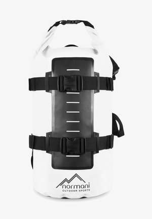 Weiße wasserdichte Roll-Top-Tasche mit schwarzen verstellbaren Riemen und einem zentralen schwarzen Bereich mit Maßangaben. Logo der Marke am Boden.