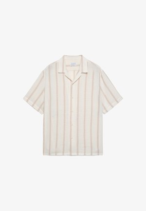 Chemise beige à manches courtes, boutonnée, avec des rayures verticales marron clair et un col camp, posée à plat sur un fond blanc.