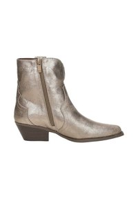 Metalen goudkleurige enkellaars met een spitse neuspunt, een rits aan de zijkant, een gestructureerde afwerking en een gestapeld hak. Bevat western-stijl stikselaccenten.