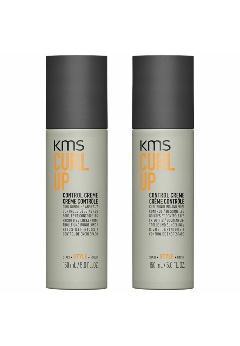 KMS Curl Up Control Creme, Duo von 150 mL Tuben, hellgrau mit dunkelgrauen Kappen, enthält Text für die Lockenkontrolle in mehreren Sprachen.