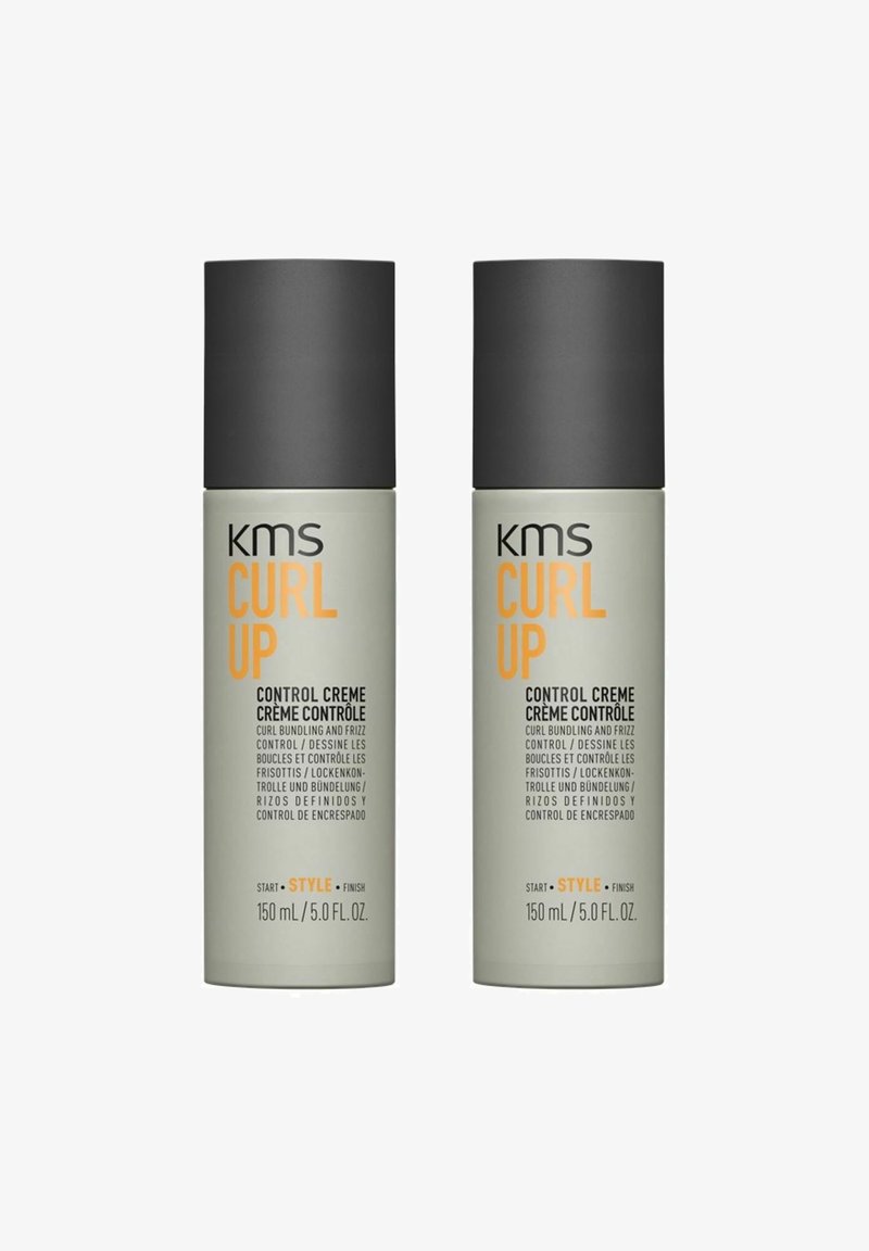KMS Curl Up Control Creme, Duo von 150 mL Tuben, hellgrau mit dunkelgrauen Kappen, enthält Text für die Lockenkontrolle in mehreren Sprachen.