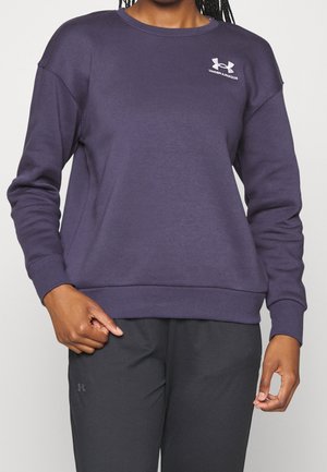 Fialová mikina vyrobená z měkkého materiálu, s kulatým výstřihem, dlouhými rukávy a malým bílým logem Under Armour na hrudi.