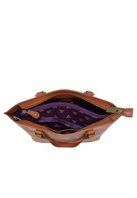 Braune Lederhandtasche mit offenem Oberteil, ausgestattet mit einem lila blumigen Innenfutter, einem Reißverschlussfach und zwei Griffen.