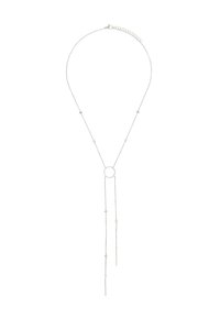 Srebrny naszyjnik z okrągłym wisiorkiem na środku. Dwie wydłużone łańcuszki opadają w dół, zdobione małymi gwiazdkami. Minimalistyczny design.