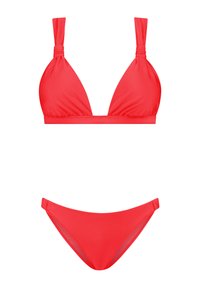 Crveni bikini set s trokutastim vrhom s čvorastim trakama i odgovarajućim donjim dijelom niskog struka, napravljen od glatkog, rastezljivog materijala.