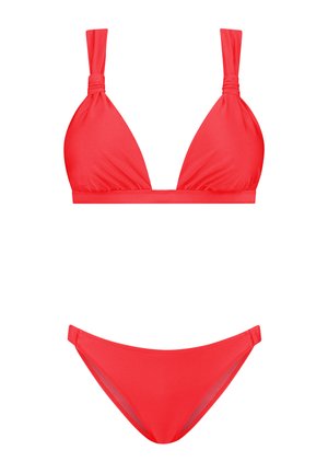 Ensemble de bikini rouge comprenant un haut triangle avec des bretelles nouées et un bas taille basse assorti, fabriqué dans un matériau lisse et extensible.