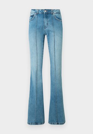 Lys blå denimjeans med høj talje, frontsyninger, forlommer, bæltestropper og udvidede ben mod en hvid baggrund.