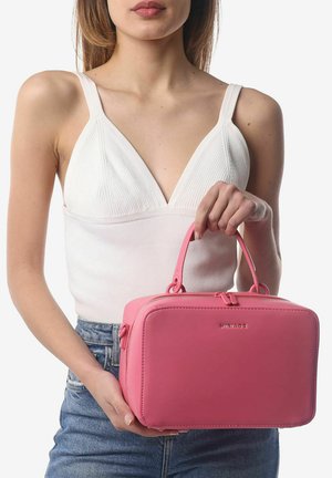 Borsa a tracolla in pelle rosa con forma rettangolare, chiusura con zip, manici corti e una superficie liscia. Nome del marchio impresso sul davanti.
