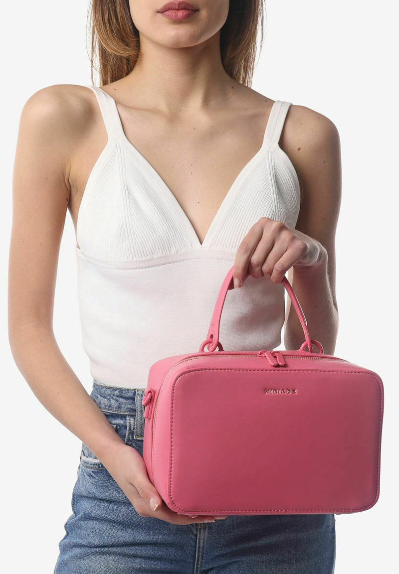 Borsa a tracolla in pelle rosa con forma rettangolare, chiusura con zip, manici corti e una superficie liscia. Nome del marchio impresso sul davanti.