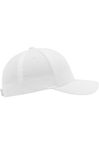 Căciulă de baseball albă, fabricată dintr-un material texturat, cu o vârf curbat și un model cusut. Curea ajustabilă în spate pentru o potrivire confortabilă.