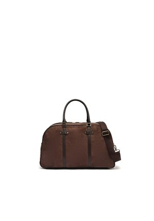 Bolsa de viaje de cuero marrón con dos asas, correa de hombro ajustable y detalles de correas verticales sobre fondo blanco.