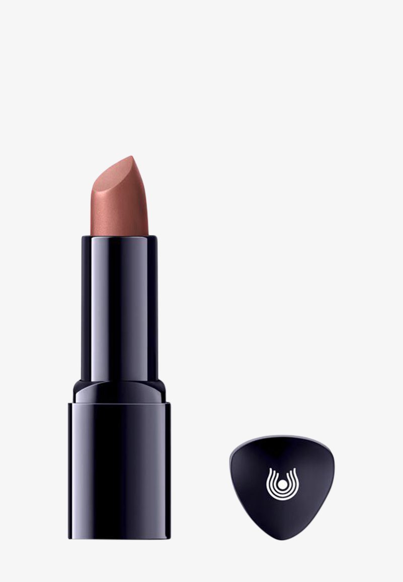 Rouge à lèvres nude dans un tube noir brillant avec un capuchon triangulaire assorti portant un logo circulaire blanc sur un fond blanc.