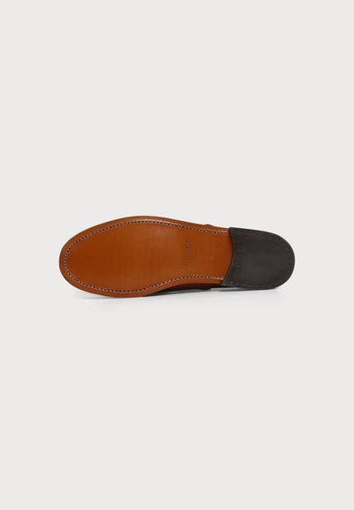 Semelle d'une chaussure habillée en cuir marron avec talon noir, coutures visibles, et taille et marque embossées au centre.