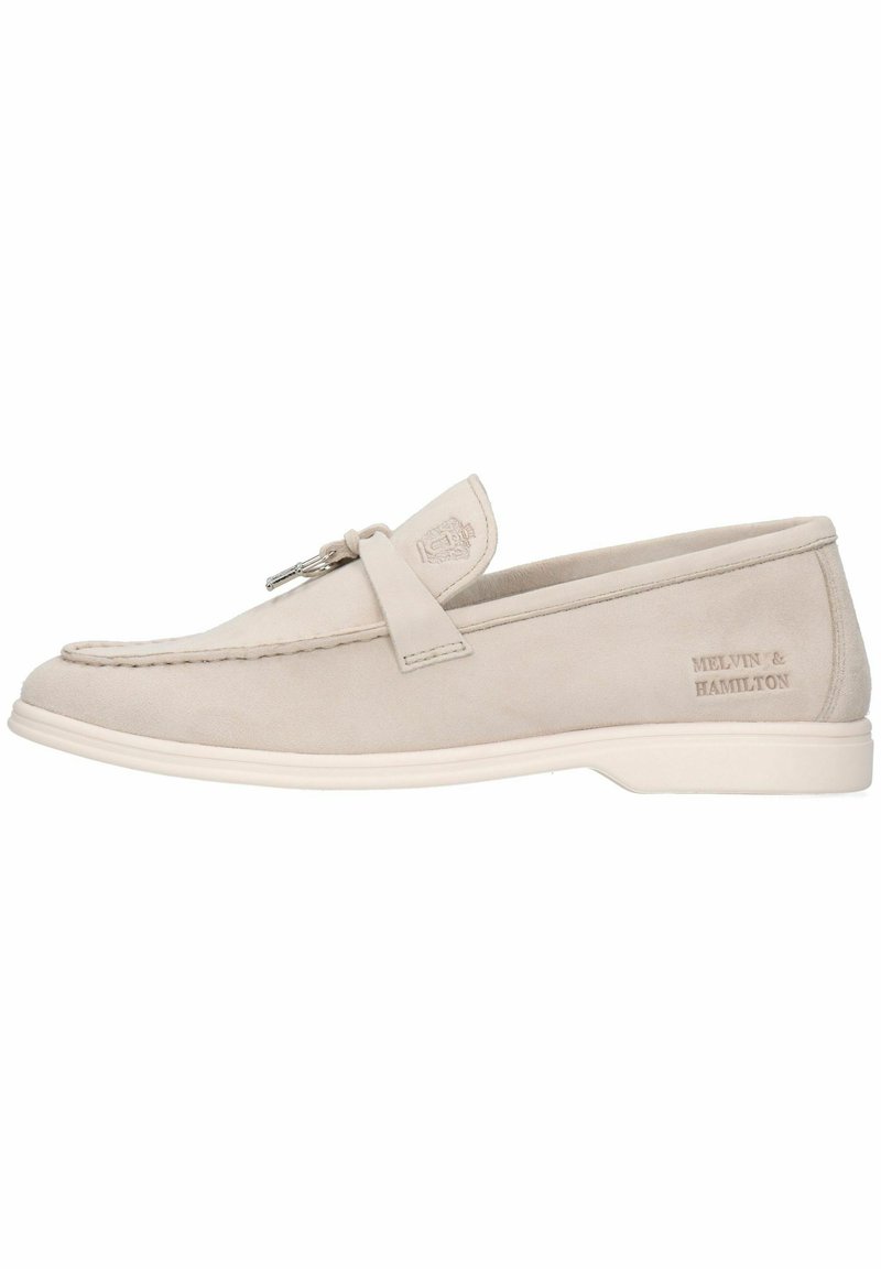 Mocassini in suede beige con finitura liscia, caratterizzati da un cappio decorativo e un marchio sottile sul lato, abbinati a una suola in gomma bianca.