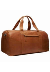 Bolso de viaje de piel en color marrón claro, con dos asas robustas, un cierre con cremallera y un bolsillo frontal. Textura suave con detalles de costura mínimos.