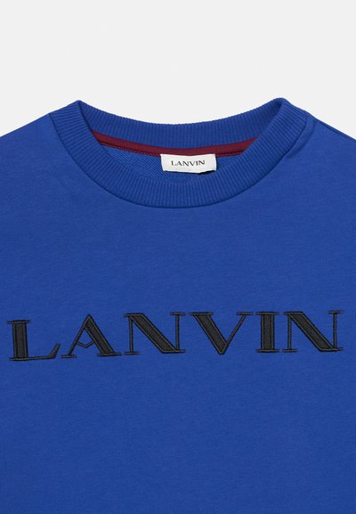 T-shirt bleu col rond avec col côtelé avec logo brodé "LANVIN" noir sur le devant et étiquette de marque blanche à l'intérieur du col.