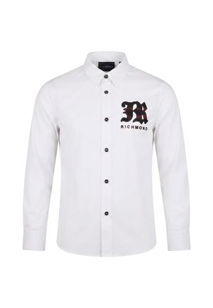 Camicia bianca a maniche lunghe con bottoni neri e un grande logo gotico "R" nero e rosso sopra la parola "RICHMOND" sul petto sinistro.