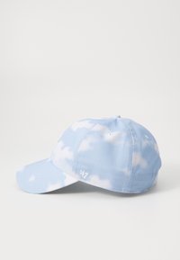 Blå kasket med et sky-mønster, lavet af stof, med en buet skygge og et hvidt broderet logo på siden.
