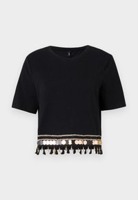 Camiseta negra corta con mangas cortas, que presenta un borde decorativo de monedas doradas y borlas a lo largo del dobladillo. Material de algodón suave.