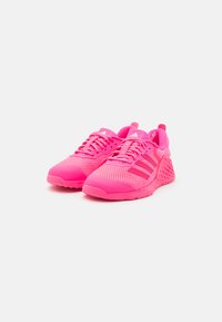 Scarpe da ginnastica rosa brillante con tomaia in rete traspirante, chiusura con lacci e suola in gomma testurizzata. Presentano il logo a tre strisce e un inserto sul tallone.