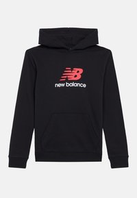 Hanorac negru cu glugă și buzunar frontal, cu un logo "New Balance" roșu și alb pe piept. Material moale, cu manșete și tiv din țesătură ribbed.