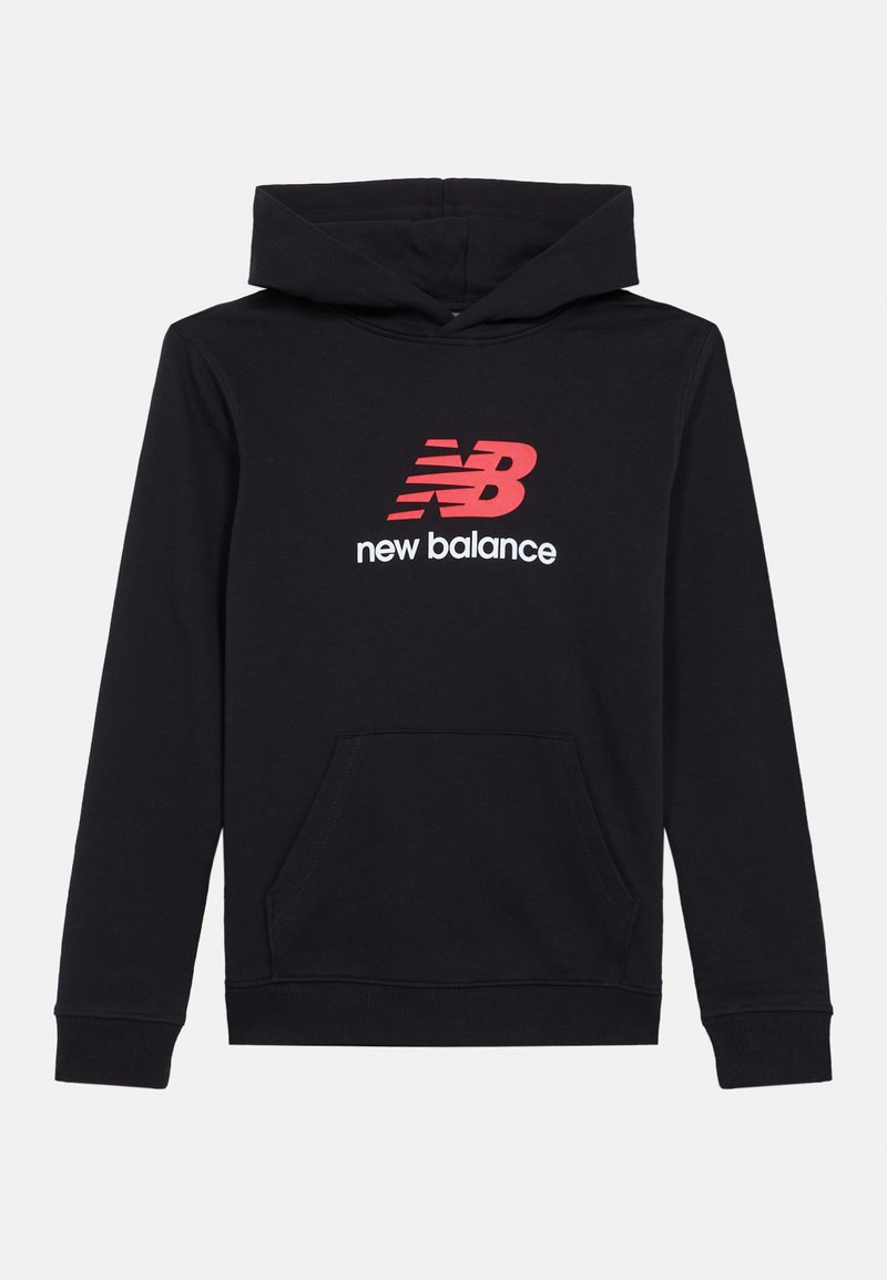 Juoda švarkinė megztinė su priekinėmis kišenėmis, su raudona ir balta "New Balance" logo ant krūtinės. Minkšta medžiaga, įtampą sudarančios rankovių ir apačios detalės.