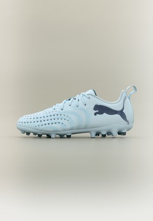 Φωτεινό γαλάζιο ποδοσφαιρικό παπούτσι με μαύρο λογότυπο Puma, υφή στην επιφάνεια, κορδόνια και σόλα με πολλαπλά καρφιά για επιφάνειες σκληρού εδάφους.