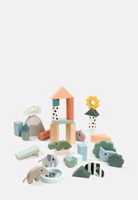 Des blocs de construction en bois et des figurines d'animaux dans des couleurs pastel disposés sur une surface blanche, y compris un crocodile, un éléphant et un zèbre.