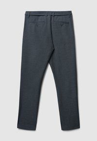 Pantaloni grigio scuro con tessuto testurizzato, gamba dritta, due tasche posteriori con bottone e passanti per cintura in vita.
