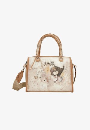 Tasche in Beige mit geflochtenen Griffen, die eine verspielte Illustration, leichte Texturakzente und dekorative Nähte auf einem sanften Hintergrund zeigt.