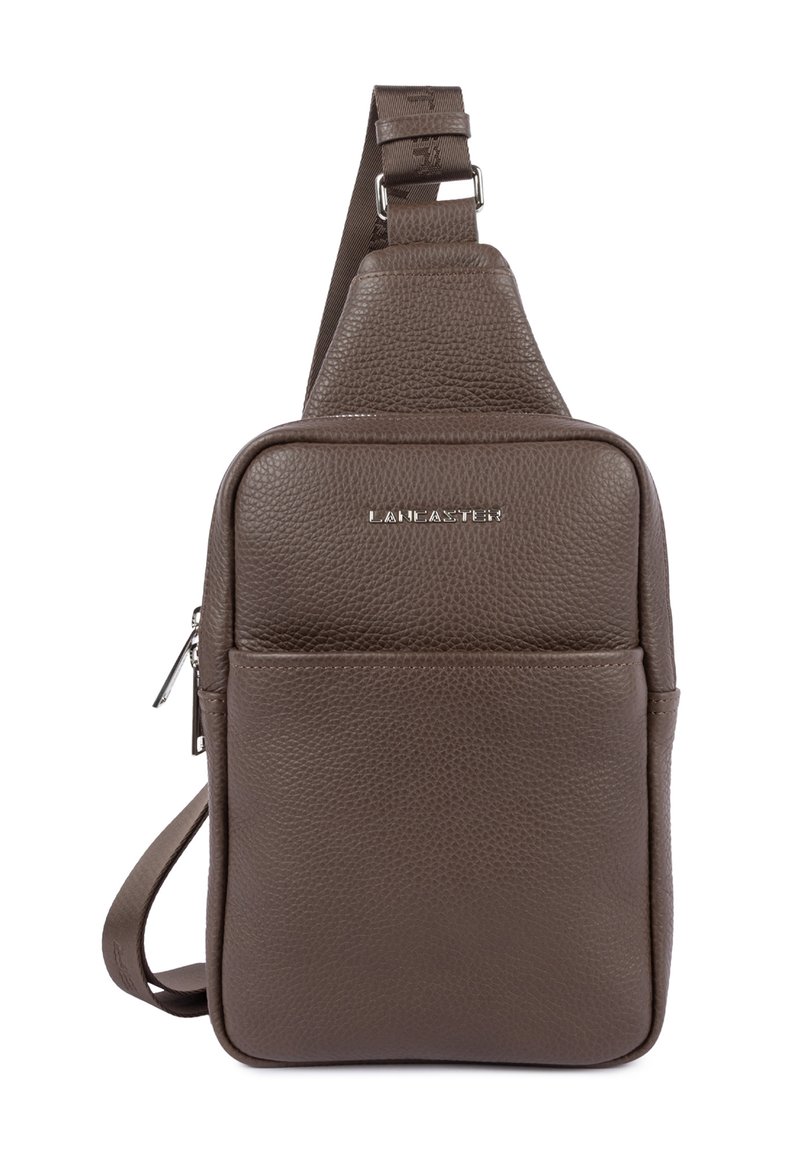 Borsa a tracolla in pelle marrone con finitura testurizzata, tracolla regolabile, tasca frontale con zip e logo silver davanti.