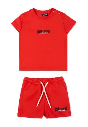 Maglietta rossa per bambino piccolo con bottoni sulle spalle e pantaloncini abbinati con vita elastica e coulisse bianca, entrambi con la scritta "Just Cavalli Little Rogue".