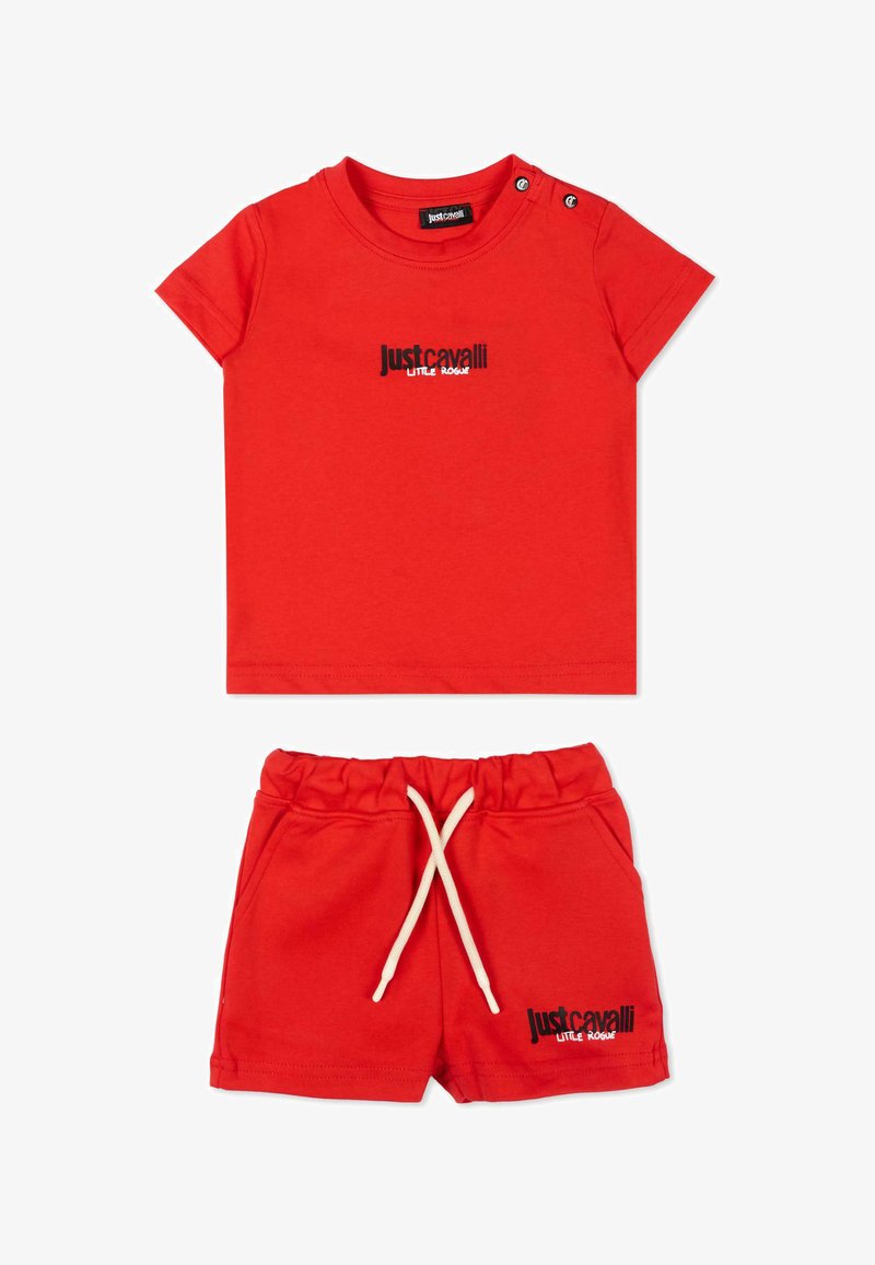 T-shirt rouge pour tout-petit avec boutons-pression aux épaules et short assorti à taille élastique avec cordon de serrage blanc, tous deux ornés du texte « Just Cavalli Little Rogue ».
